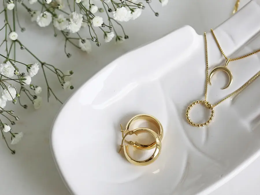 Ringer og smykker i skål 