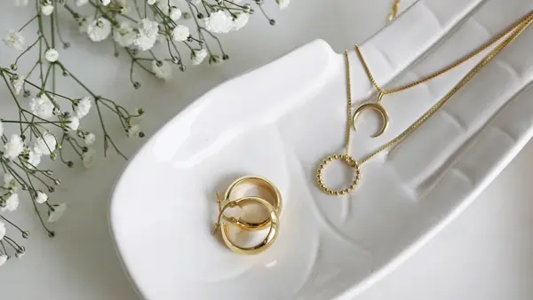 Ringer og smykker i skål 