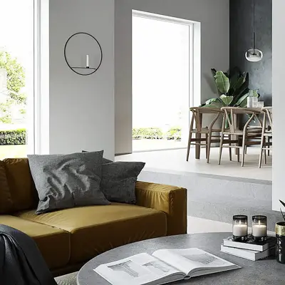 Stue dekorert med peis i veggen foran sittegruppe