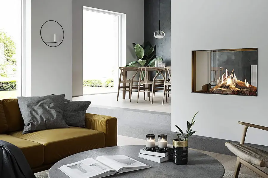 Stue dekorert med peis i veggen foran sittegruppe