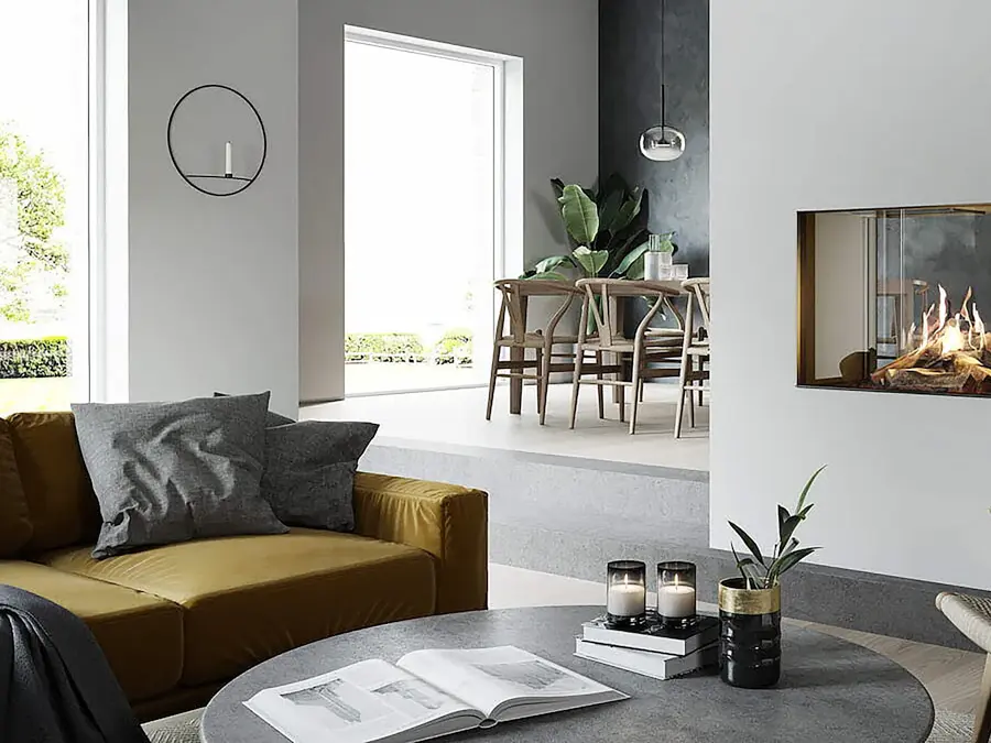 Stue dekorert med peis i veggen foran sittegruppe