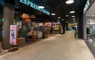Bildet viser butikker innendørs på kjøpesenteret Moldetorget.