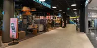 Bildet viser butikker innendørs på kjøpesenteret Moldetorget.