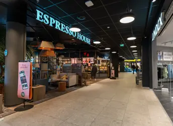 Bildet viser butikker innendørs på kjøpesenteret Moldetorget.