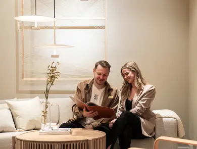 Mann og dame som sitter i sofa