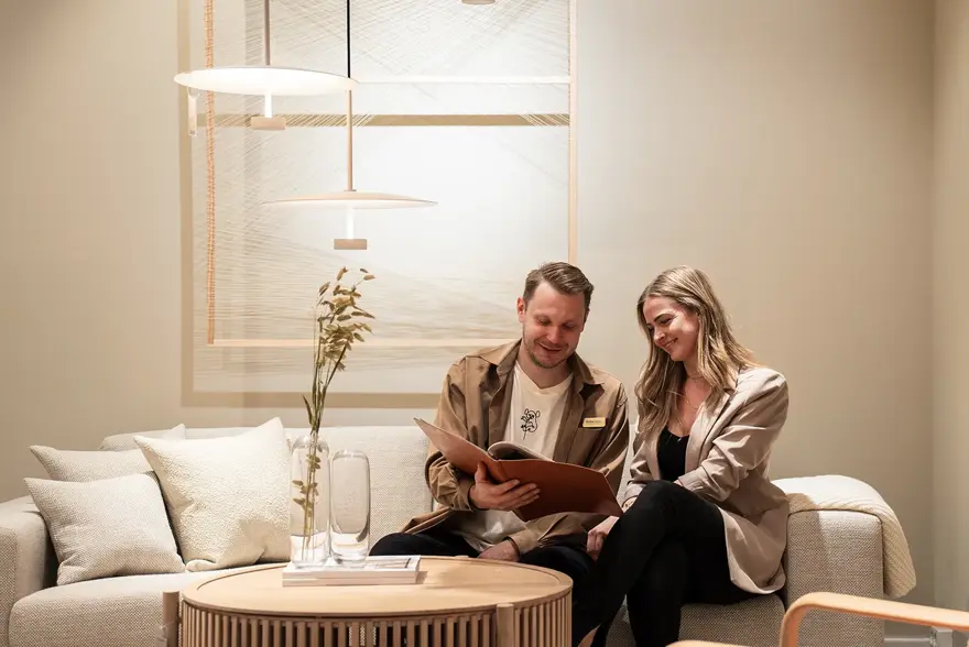 Mann og dame som sitter i sofa