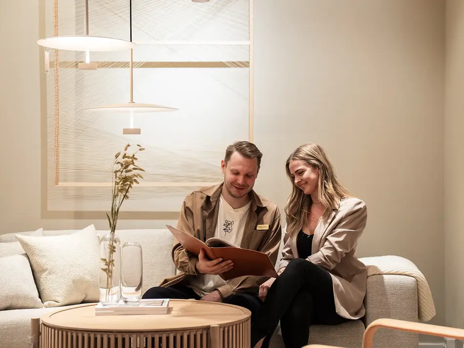 Mann og dame som sitter i sofa