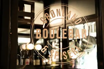 Grønland Boulebar logo på et vindu