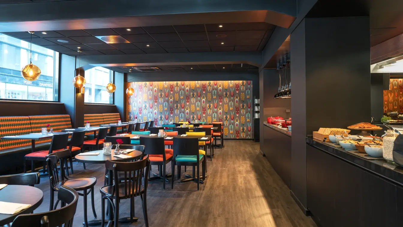 Tapet med forskjellige dyrehoder i forskjellige farger i restaurant på Thon Hotel Europa i Oslo sentrum rett ved Slottsparken