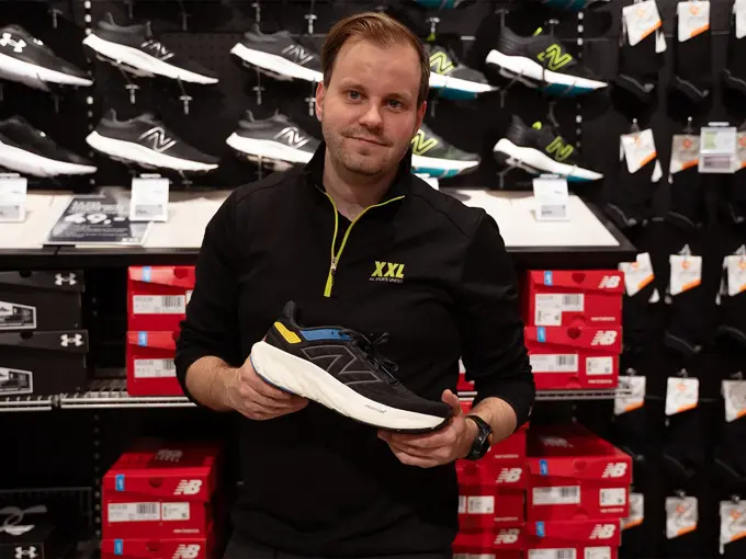 Mann som holder løpesko