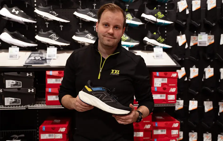 Mann som holder løpesko