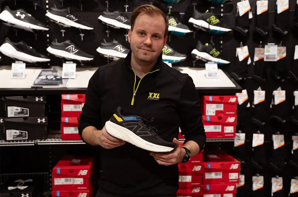 Mann som holder løpesko