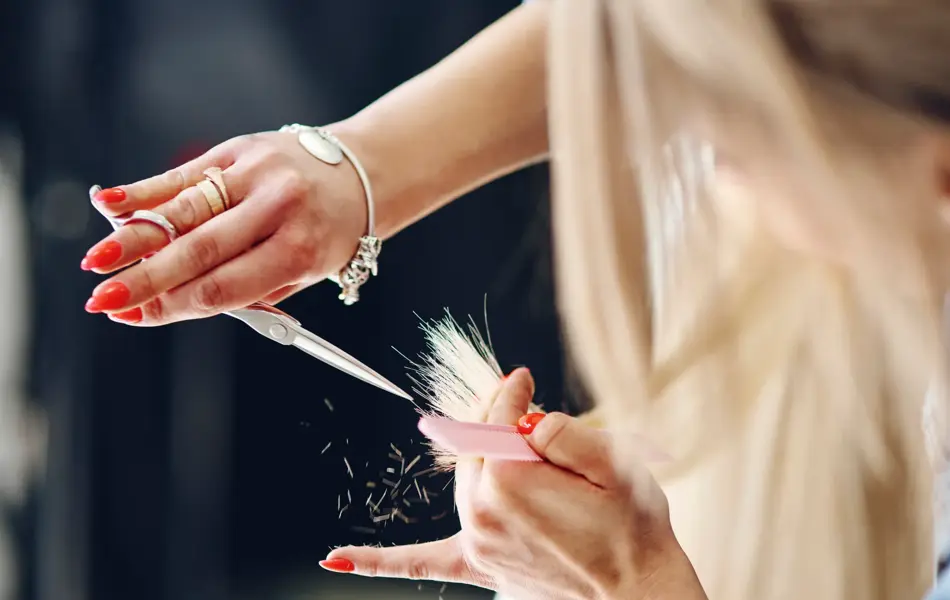 Frisør klipper blondt langt hår