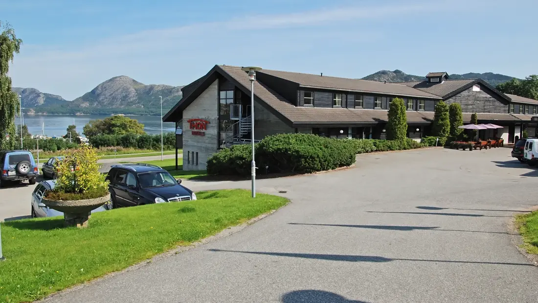Fasade av Thon Hotel Sandnes med utsikt over havna og Gandsfjorden