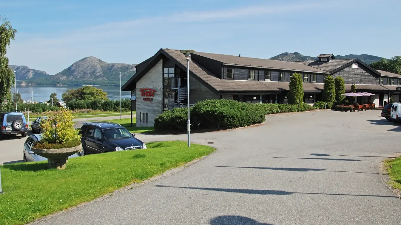 Fasade av Thon Hotel Sandnes med utsikt over havna og Gandsfjorden