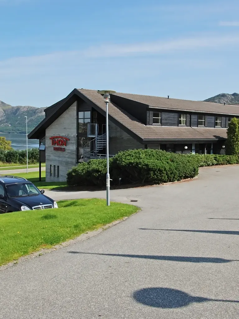Fasade av Thon Hotel Sandnes med utsikt over havna og Gandsfjorden
