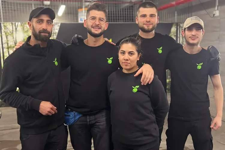 En gjeng som smiler til kameraet