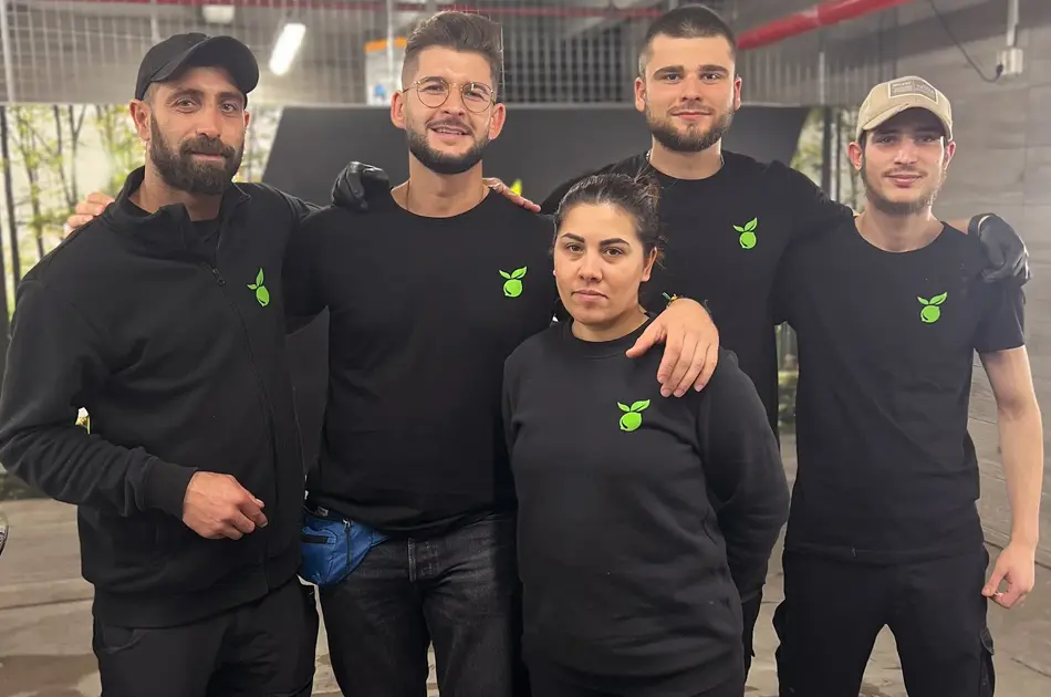 En gjeng som smiler til kameraet