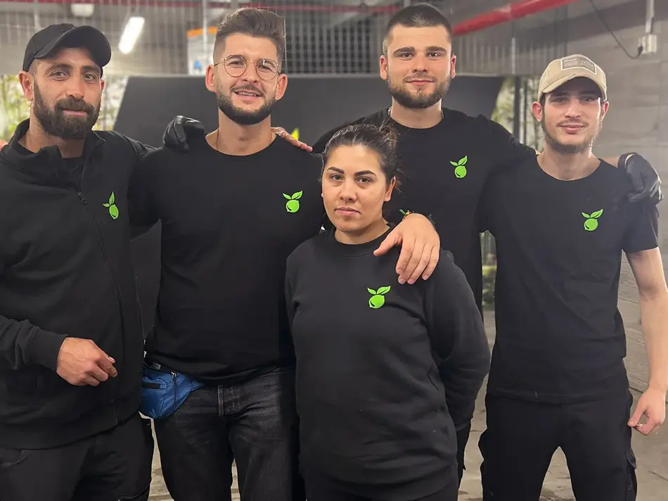 En gjeng som smiler til kameraet