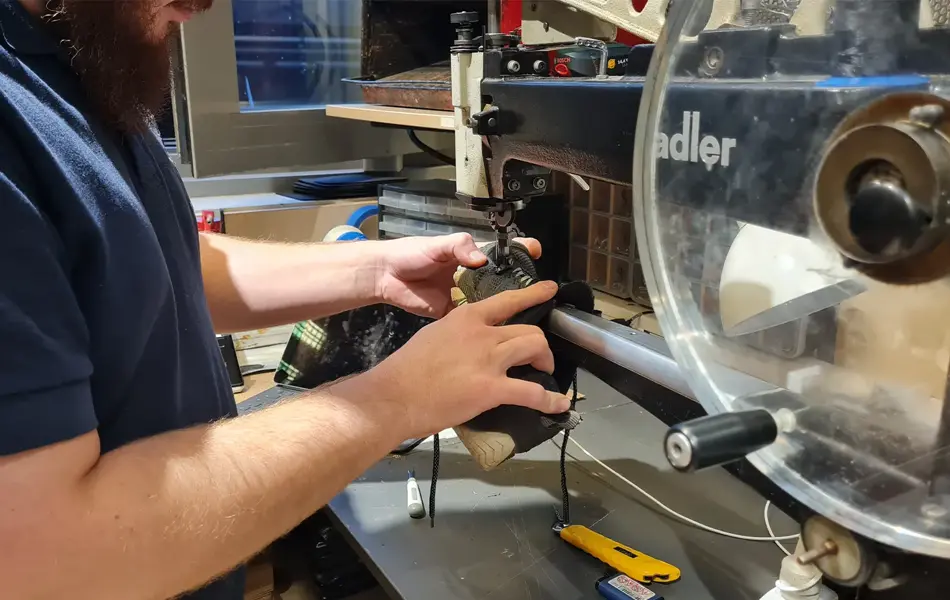 Mann som sliper en sko