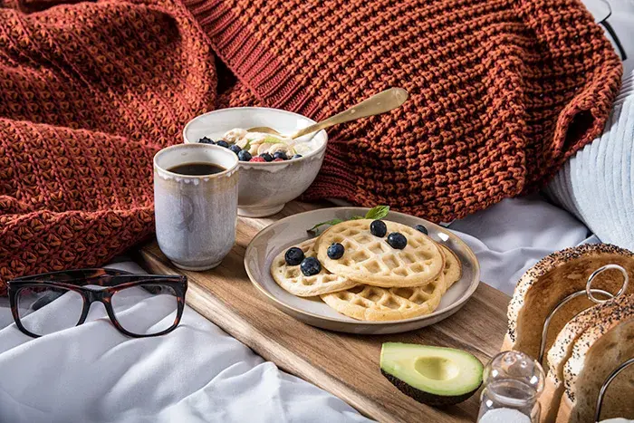 Tilfeldig oppredd linsengetøy gir en skandinavisk og minimalistisk stil, mens en seng redd opp med egyptisk bomull  kan gi den beste hotellfølelsen. 