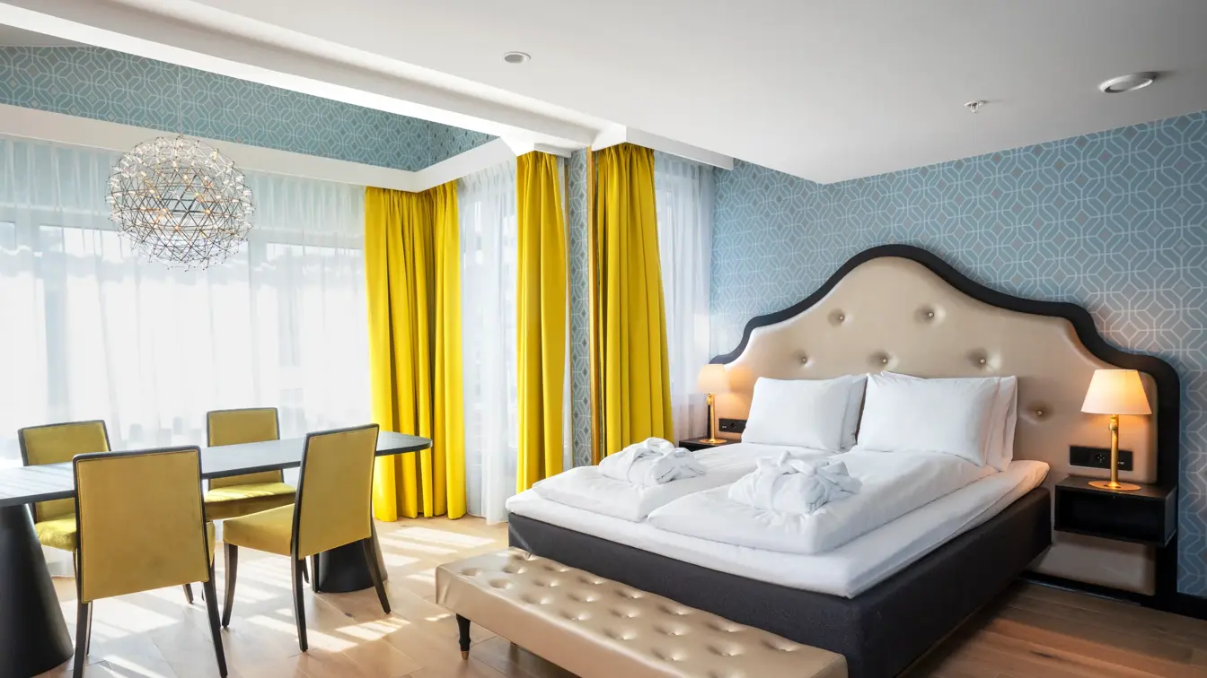 Dobbeltseng og spisebord i business rom på Thon Hotel Cecil i Oslo