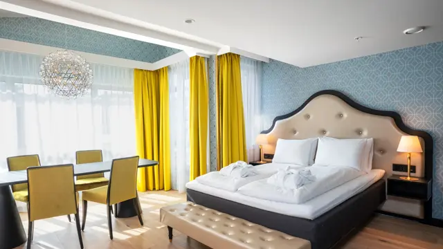 Dobbeltseng og spisebord i business rom på Thon Hotel Cecil i Oslo