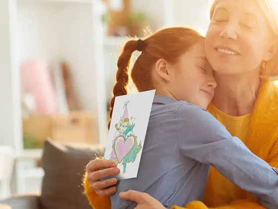 mor og datter som klemmer hverandre etter at datter har gitt amfelia og oskar-tegning