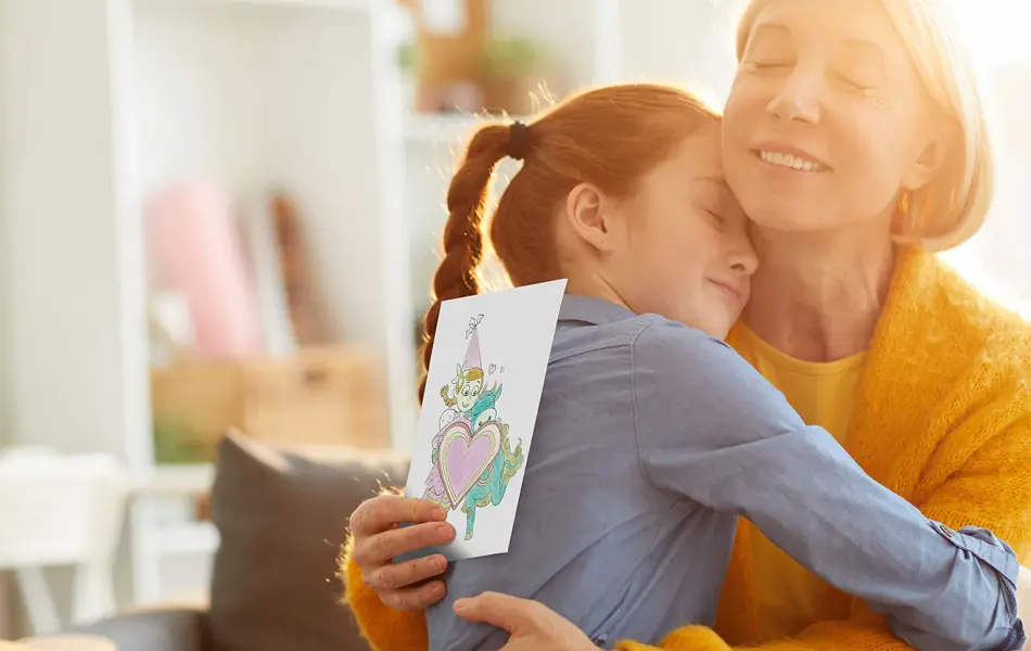 mor og datter som klemmer hverandre etter at datter har gitt amfelia og oskar-tegning