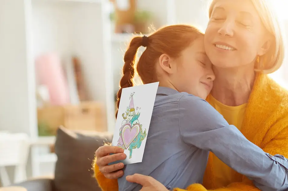 mor og datter som klemmer hverandre etter at datter har gitt amfelia og oskar-tegning