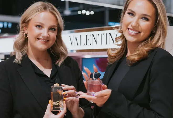 Parfymejenter hos Fredrik & Louisa som viser hver sin duftflankong