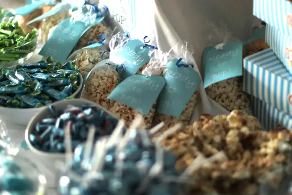 "Ready to pop" popcorn og snacks på et bord