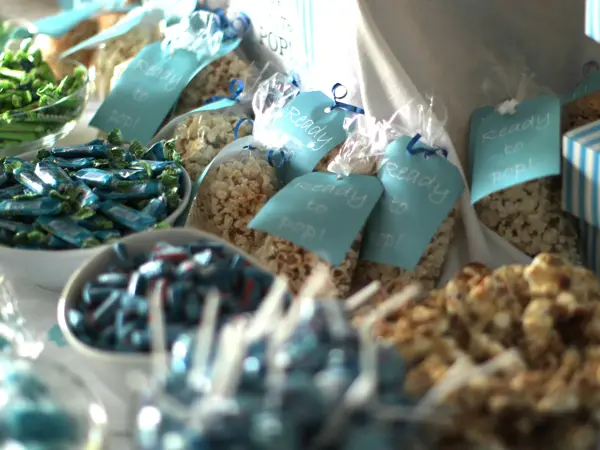 "Ready to pop" popcorn og snacks på et bord