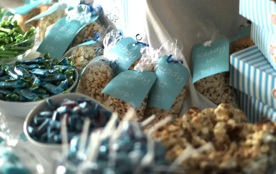 "Ready to pop" popcorn og snacks på et bord