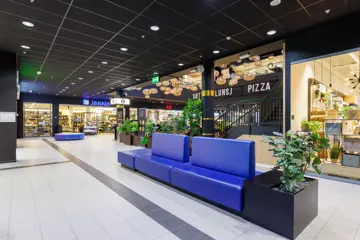AMFI Roseby fellesareal, i gang mellom butikker med sitteplasser til kunder