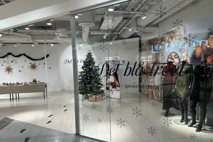 I 2. etasje på Sandens finner du Det Blå Treet, et hjertevarmt juleinitiativ i samarbeid med Blue Friday og Blå Kors. 
