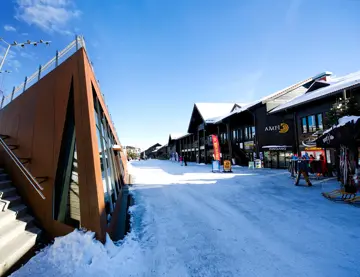 Fasadebilde av AMFI Geilo i snøen