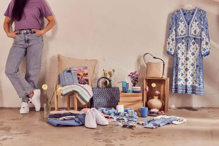 Vårens friskeste farger! Produktinfo;  Dongribukse og t-skjorte fra Lindex  / Kjole fra Straa