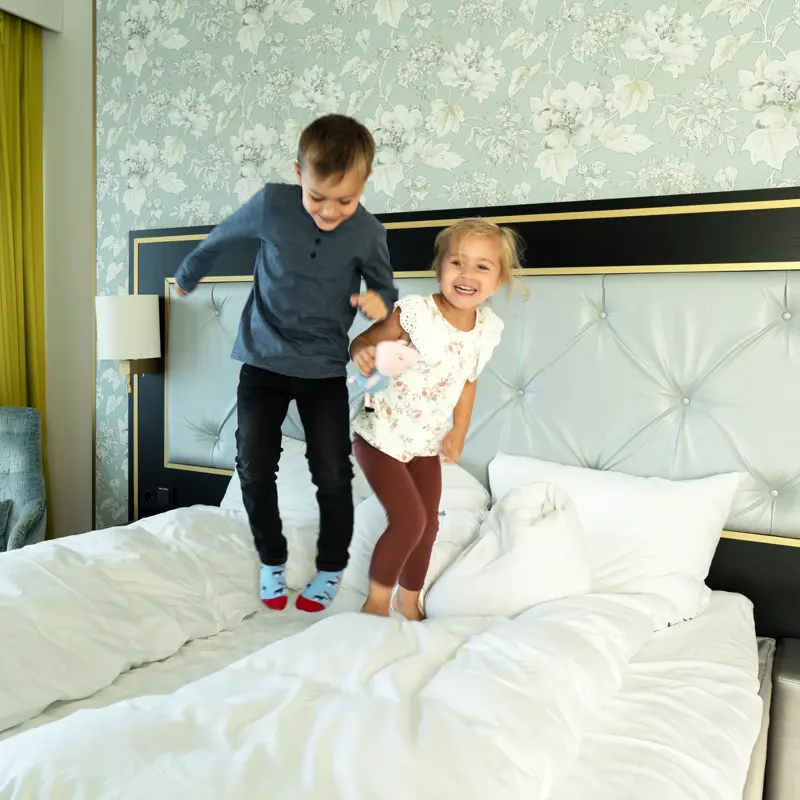 Barn hopper i hotellseng