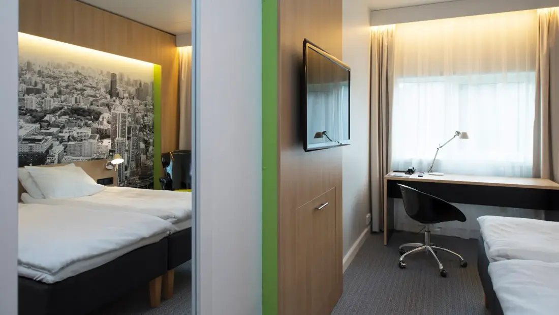 Seng og skrivebord, tv i twin rom på Thon Hotel Bergen Airport