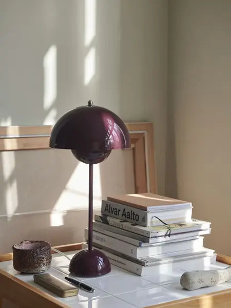 Bordlampe i mørk rød