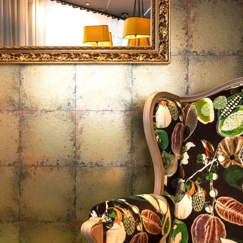 Lobby med detaljbilde av mønstret lenestol og speil med ramme på Thon Hotel Stavanger midt i Stavanger sentrum