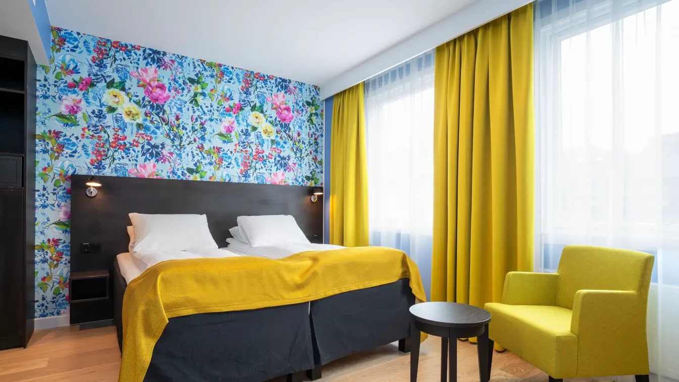 Separate senger, blomstrete tapet og gule gardiner i twin rom på Thon Hotel Moldefjord