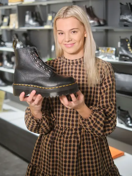 ansatt hos rosetti eurosko viser frem dr. martens sko
