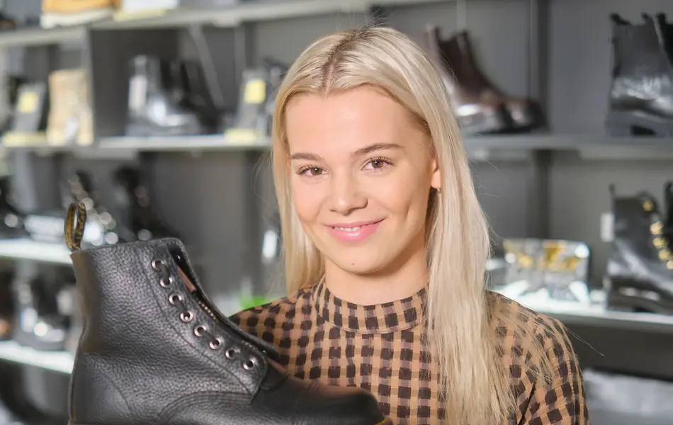 ansatt hos rosetti eurosko viser frem dr. martens sko