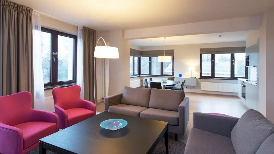 Sofagruppe med to lenestoler og stuebord på juniorsuite på Thon Hotel Slottsparken i Oslo sentrum rett ved Karl Johan