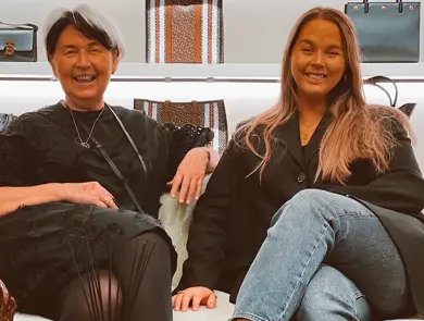 Mor og datter som sitter sammen og smiler