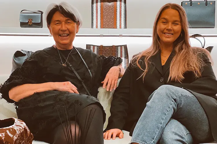 Siri Dale Reichel og datteren  Nana-Marie er 4. og 5. generasjon  Dale. I dag er det Nana-Marie som  driver butikken på AMFI Moa.