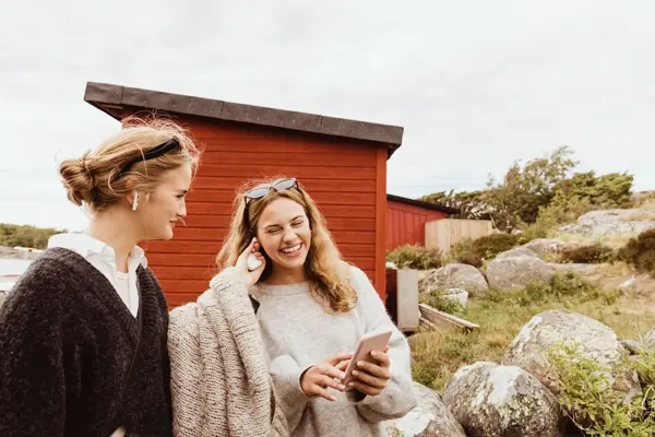 To venninner smiler og koser seg på sommerhytte 