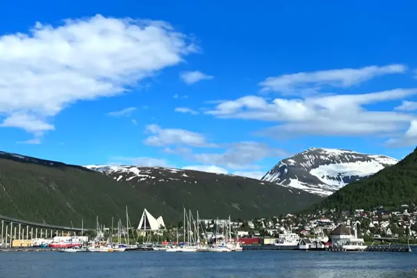 Tromsdalstinden and Ishavskatedralen.jpg